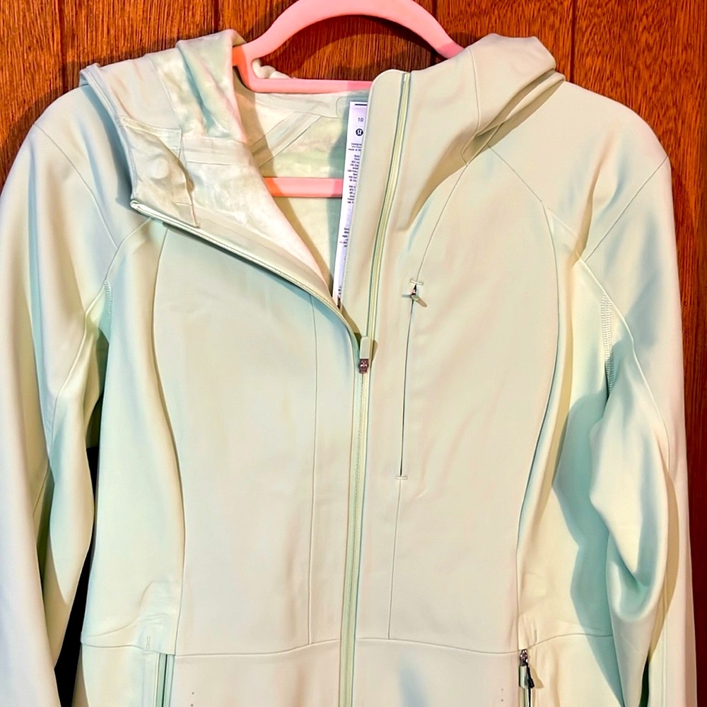 New LULULEMON JACKET - Picture 1 of 13